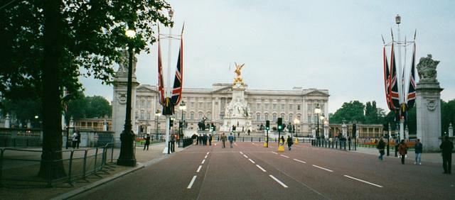 Buckngham Palace and Queen Victoria Memorial, London, Jun 7-18, 2001